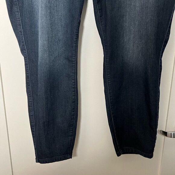 Torrid Womens Jeans Plus Size 4 Blue Medium Wash Denim Crop Lean Pull On Pockets - Picture 4 of 12